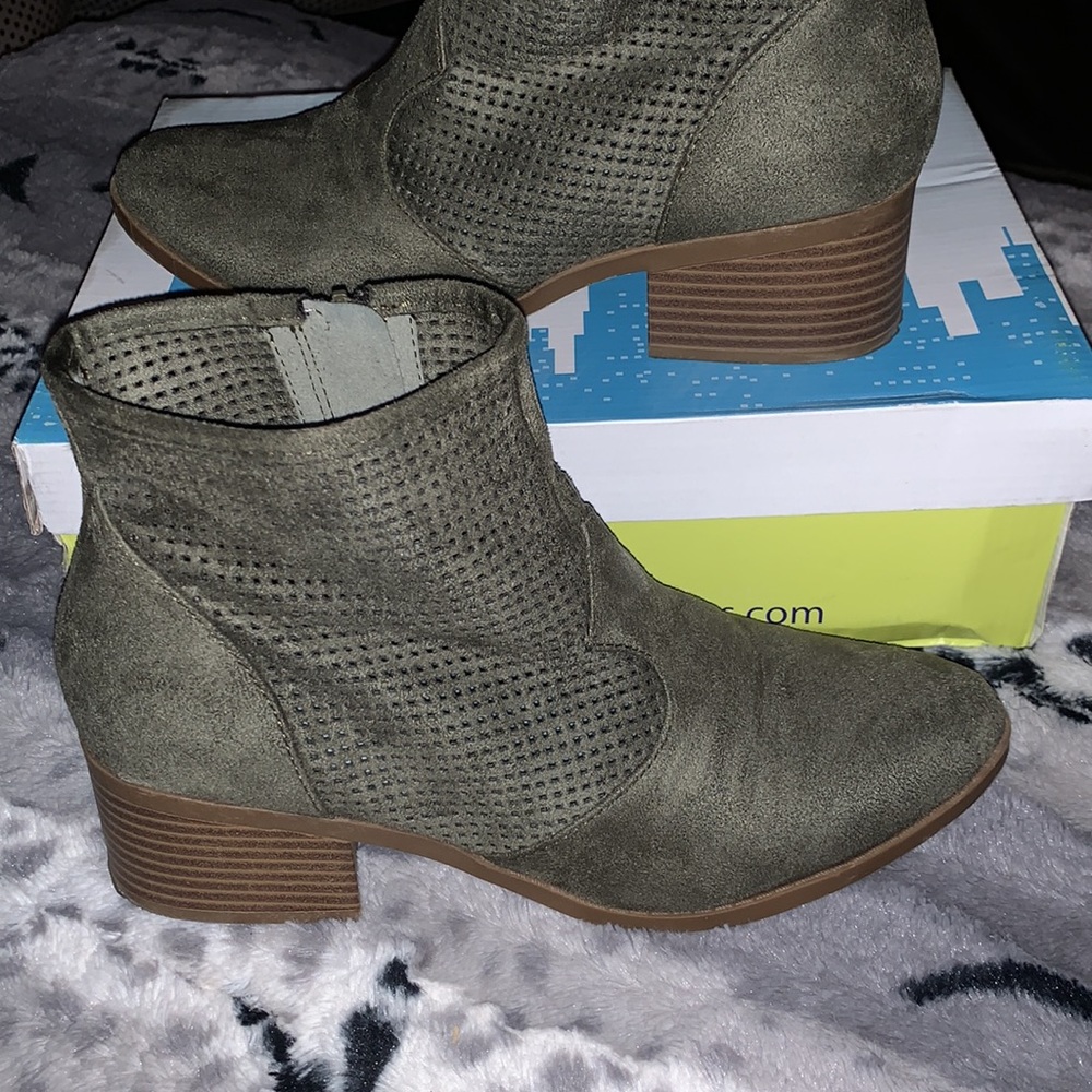 Cityclassified Weezie-S Booties — 8 — Olive